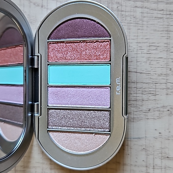 r.e.m beauty Eyeshadow Palette in Gogo Boots - Picture 1 of 4